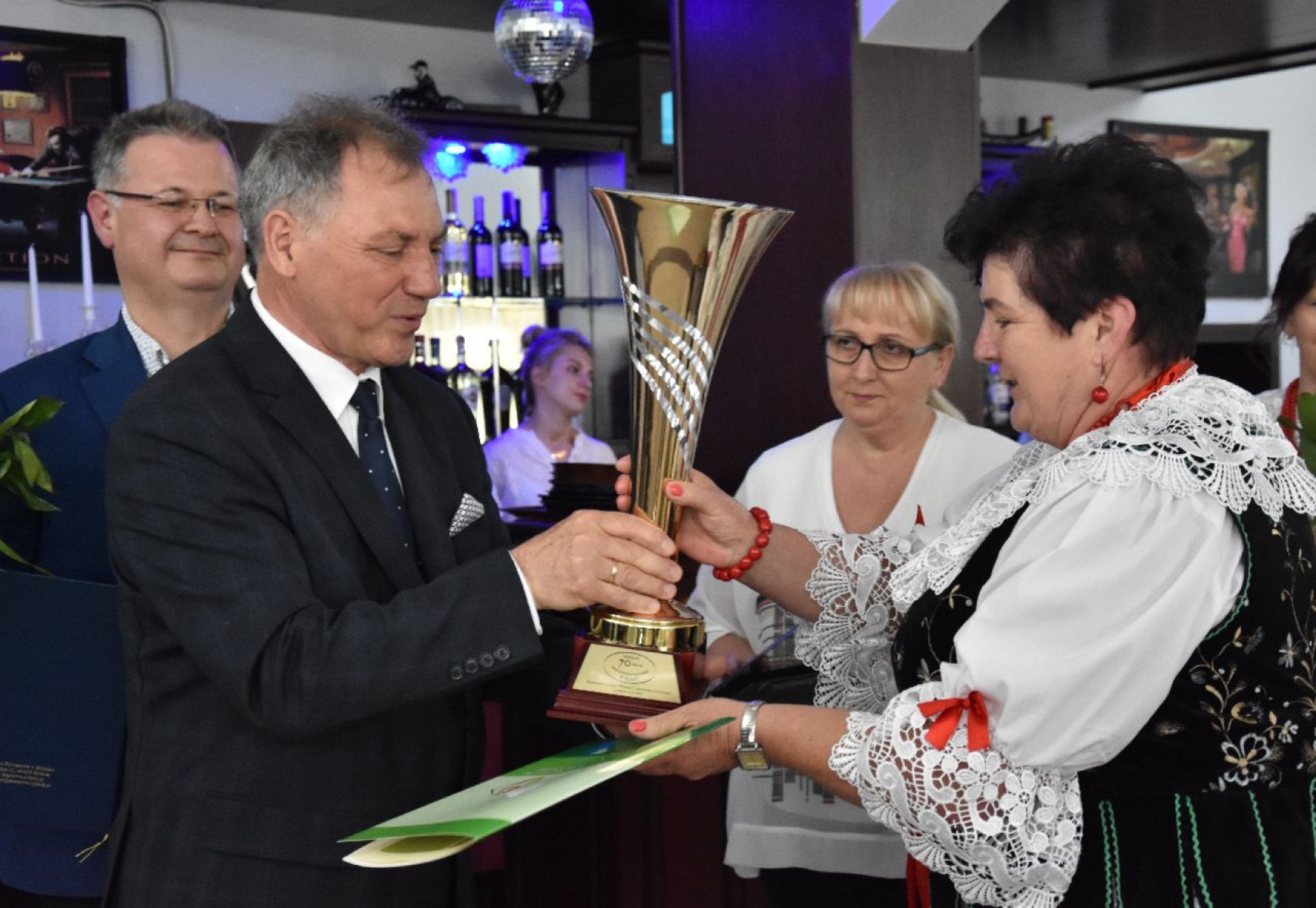 Na pierwszym planie Wiesław Janiszewski oraz Krystyna Gawlik. Z tyłu Marek Profaska oraz Mariola Czajkowska