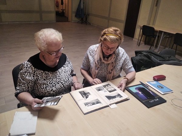 Aurelia Kowol oraz Jolanta Szejka podczas spotkania w Klubie Kultury w Bełku