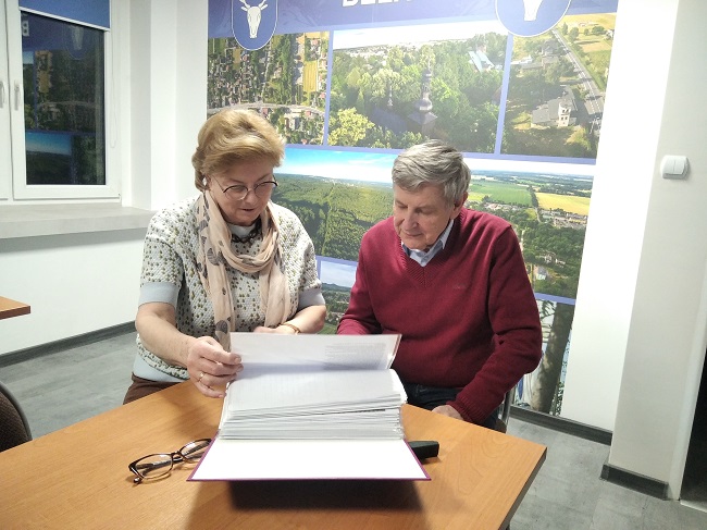 Jolanta Szejka oraz Tadeusz Otremba podczas spotkania w ramach projektu "Poznaj historię w opowieści ukrytą. Bełk widziany oczami seniorów"