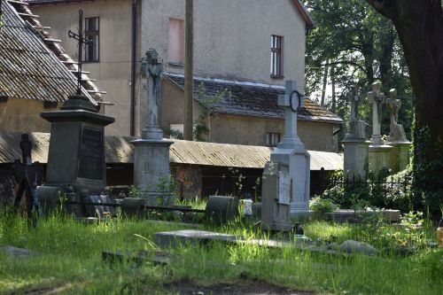 Cmentarz przy zabytkowym kościele z XVIII w. - nasze wspólne dziedzictwo
