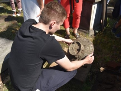 Nadal trwają prace przy zabytkowym cmentarzuaaaa